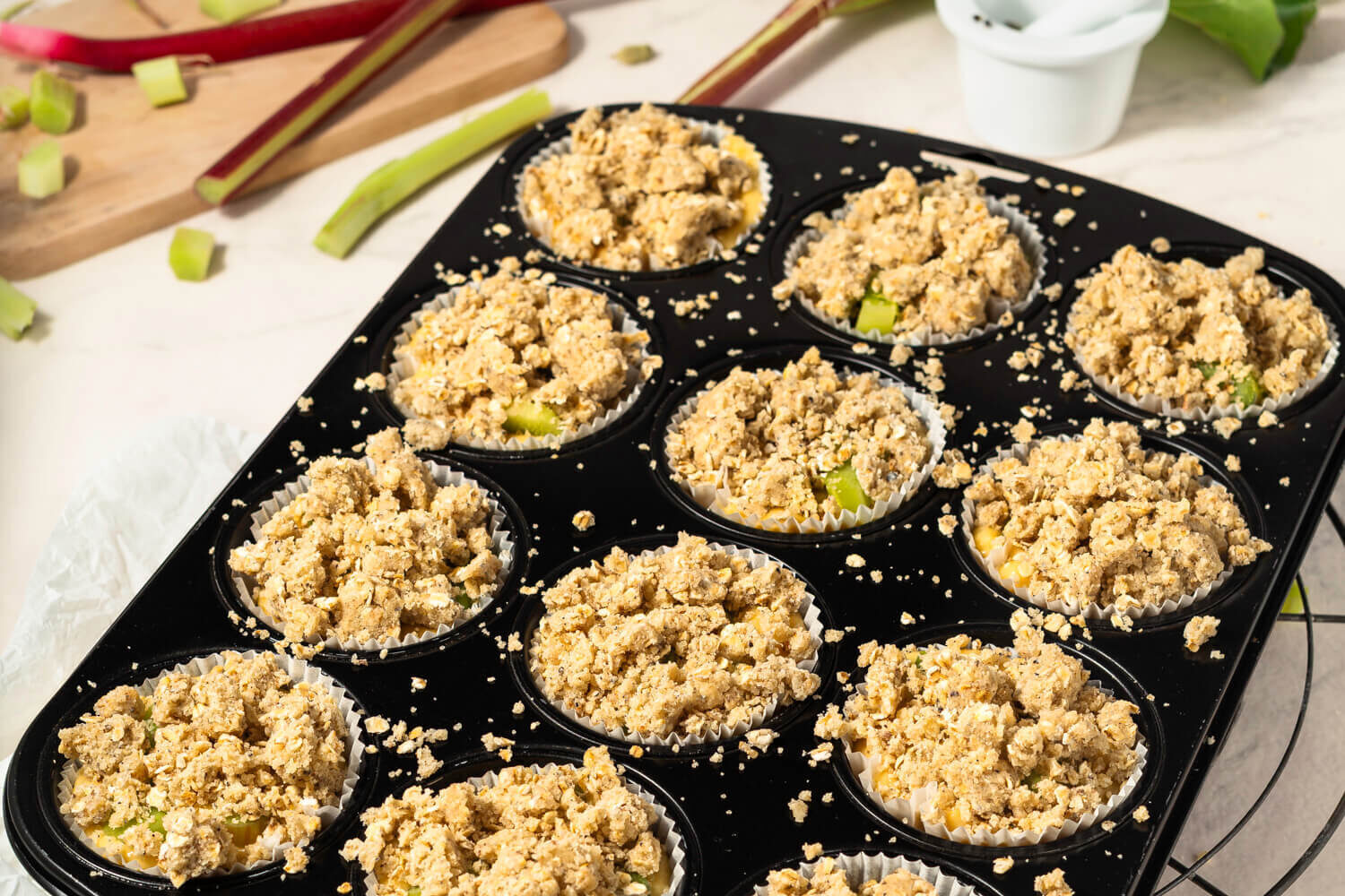 Die saftigsten Rhabarbermuffins mit Streusel
