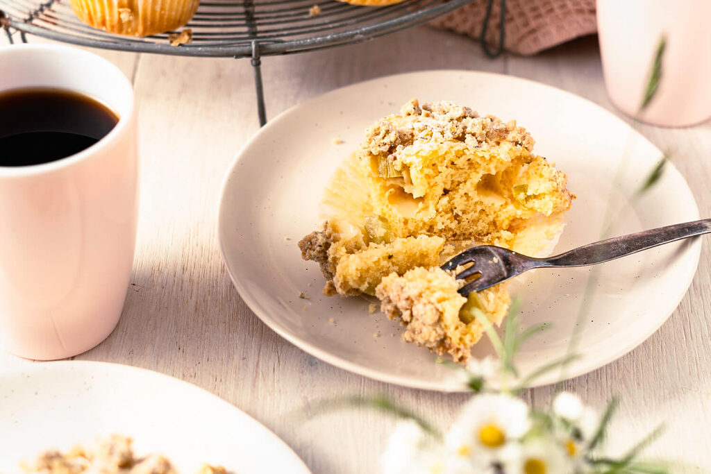 Rhabarber Muffins mit Streuseln