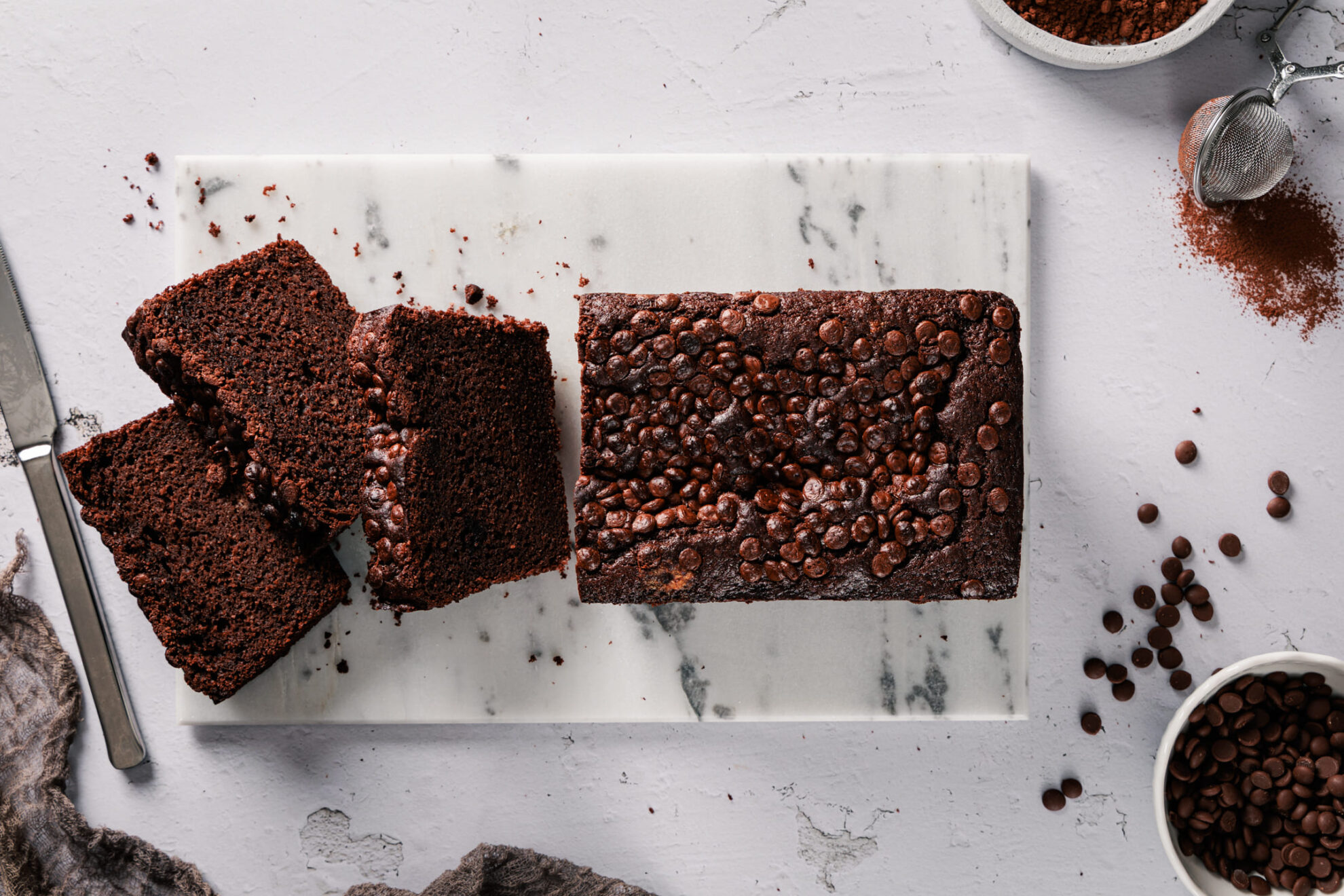 Saftiger Schokoladenkuchen in der Kastenform mit griechischem Joghurt und Olivenöl angeschnitten von oben