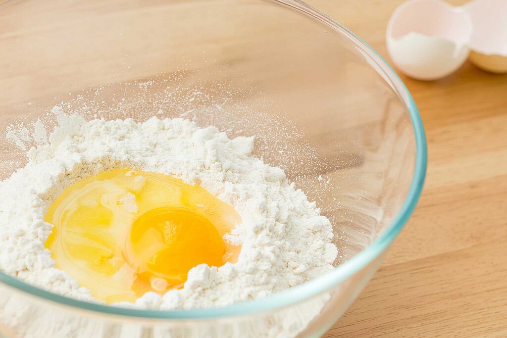 Schüssel mit Mehl und Eiern