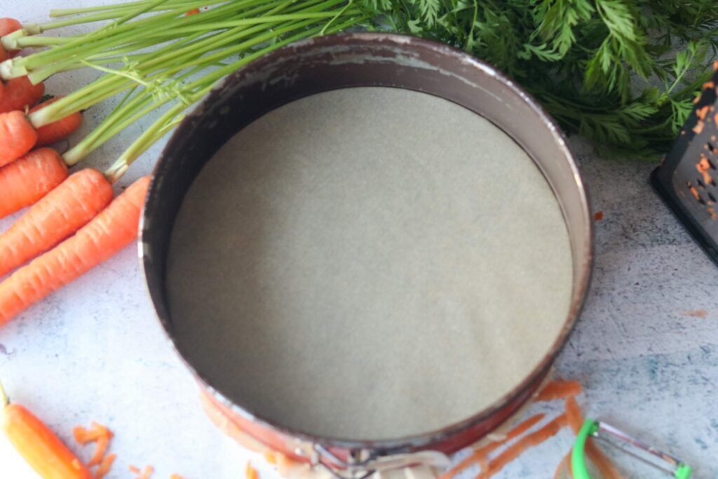 Springform für Rüblikuchen mit Frosting