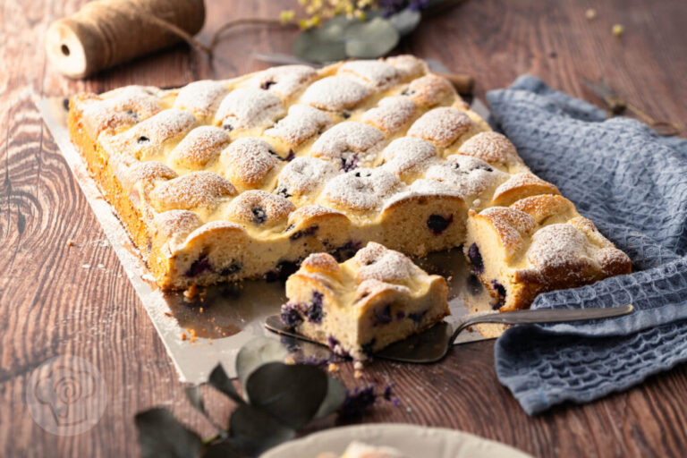 Saftiger Steppdeckenkuchen mit Heidelbeeren