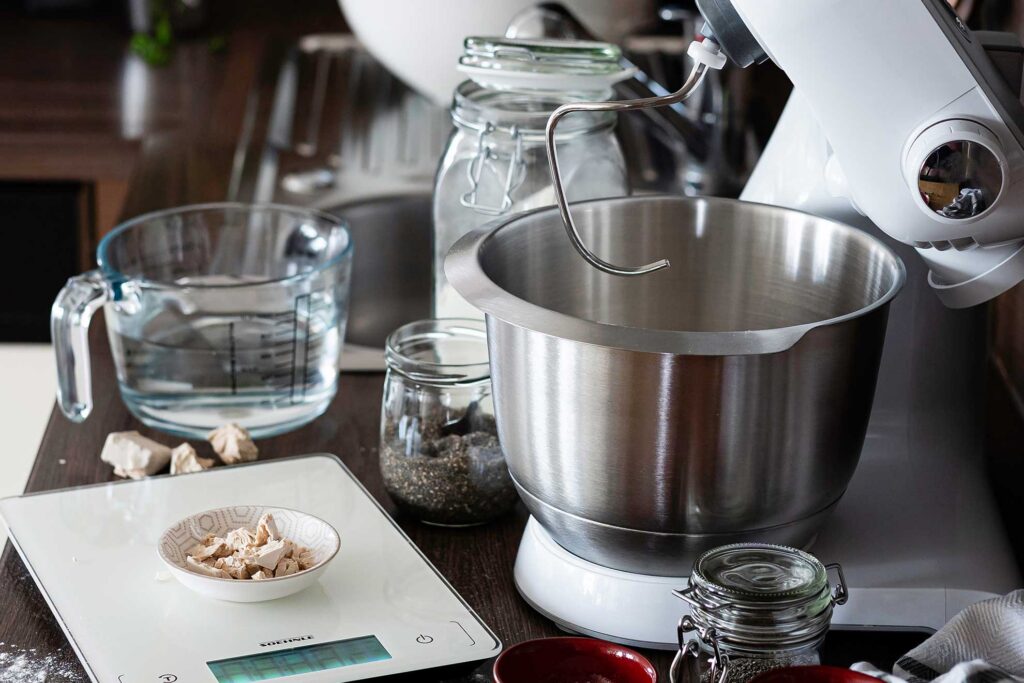 Waage vs. Messbecher: Warum Gramm-genaues Abwiegen entscheidend ist