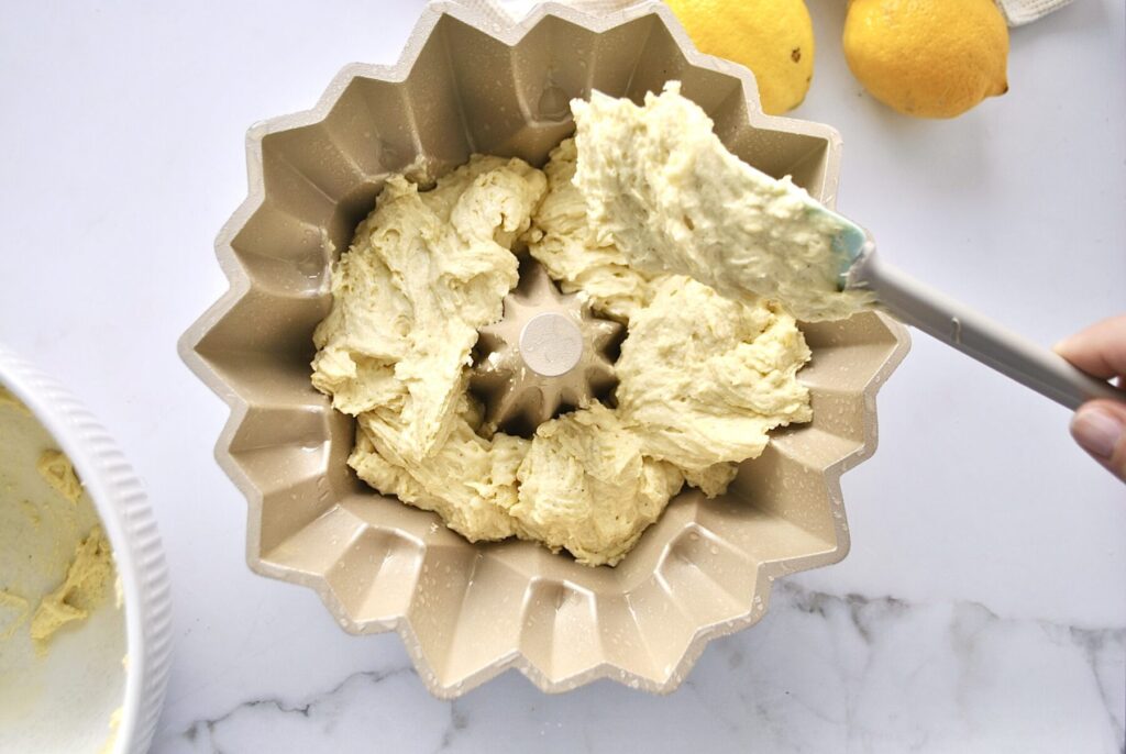 Teig in Gugelhupf Form füllen für Zitronen Joghurt Kuchen