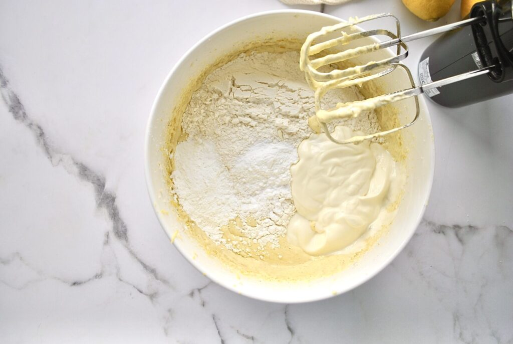 Zutaten vermengen für Zitronen Joghurt Kuchen