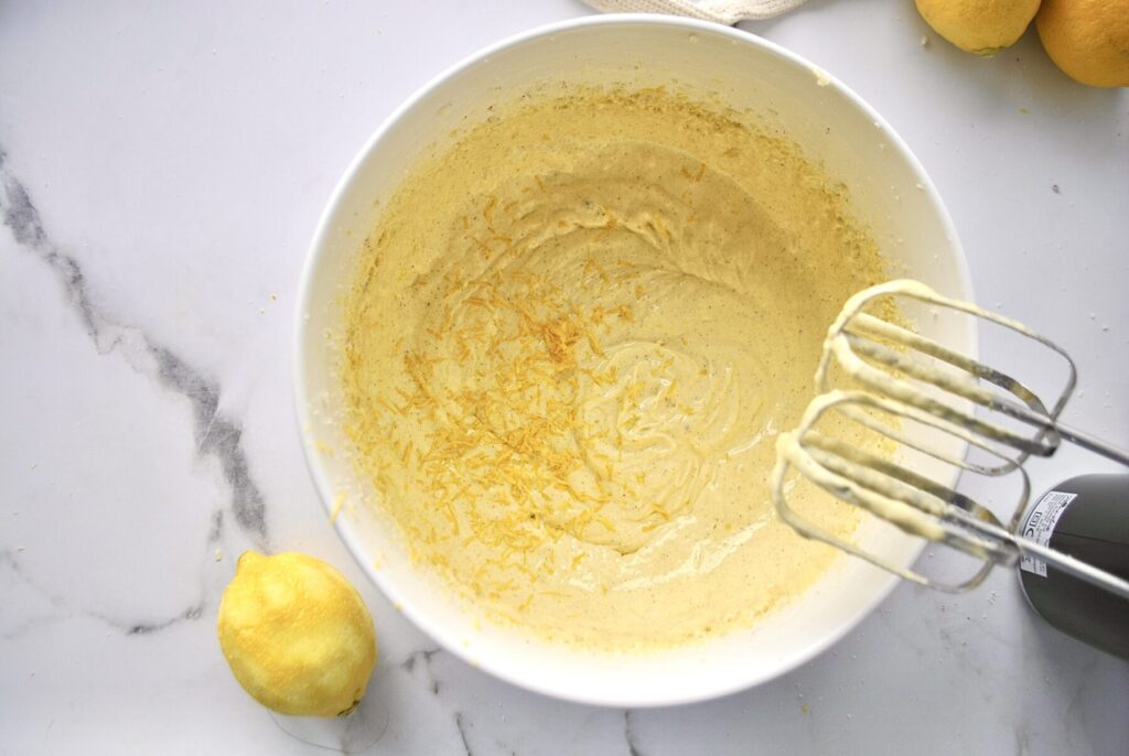 Zitronen Abrieb zum Teig geben für Zitronen Joghurt Kuchen