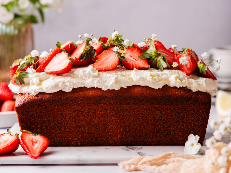 Zitronen Kuchen mit Erdbeeren und Mascarpone-Sahne-Creme