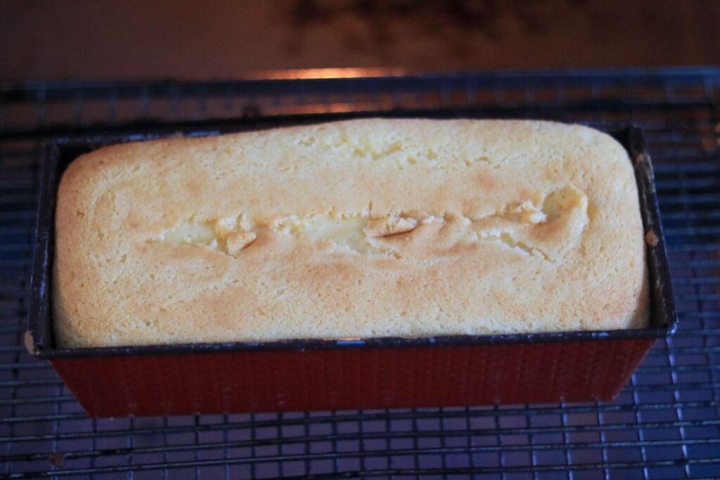 Kuchen im Ofen in der Mitte anritzen