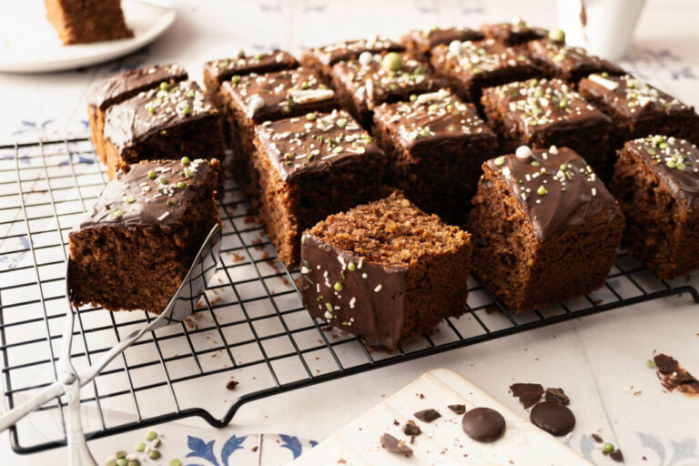 Saftiger Zucchinikuchen mit Nüssen