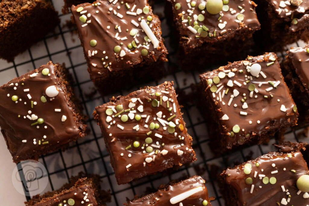 Saftiger Zucchinikuchen mit Nüssen