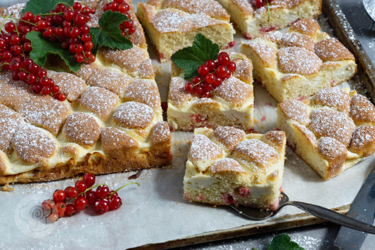 Fruchtiger Steppdeckenkuchen mit Johannisbeeren