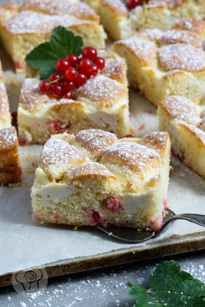 Stück Steppdeckenkuchen mit Johannisbeeren vom Blech