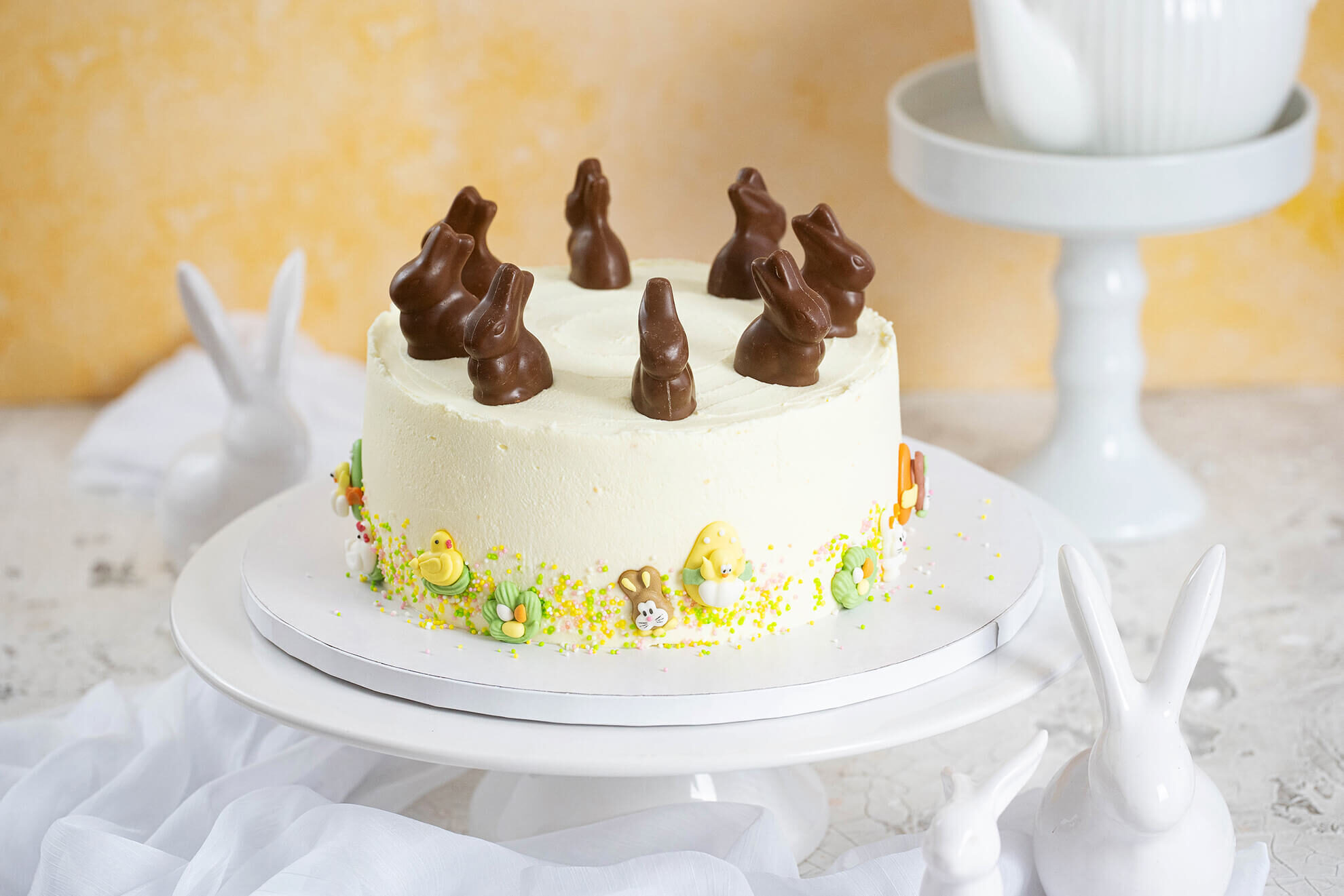 Einfache Ostertorte mit Mascarpone, Schlagsahne und Himbeeren