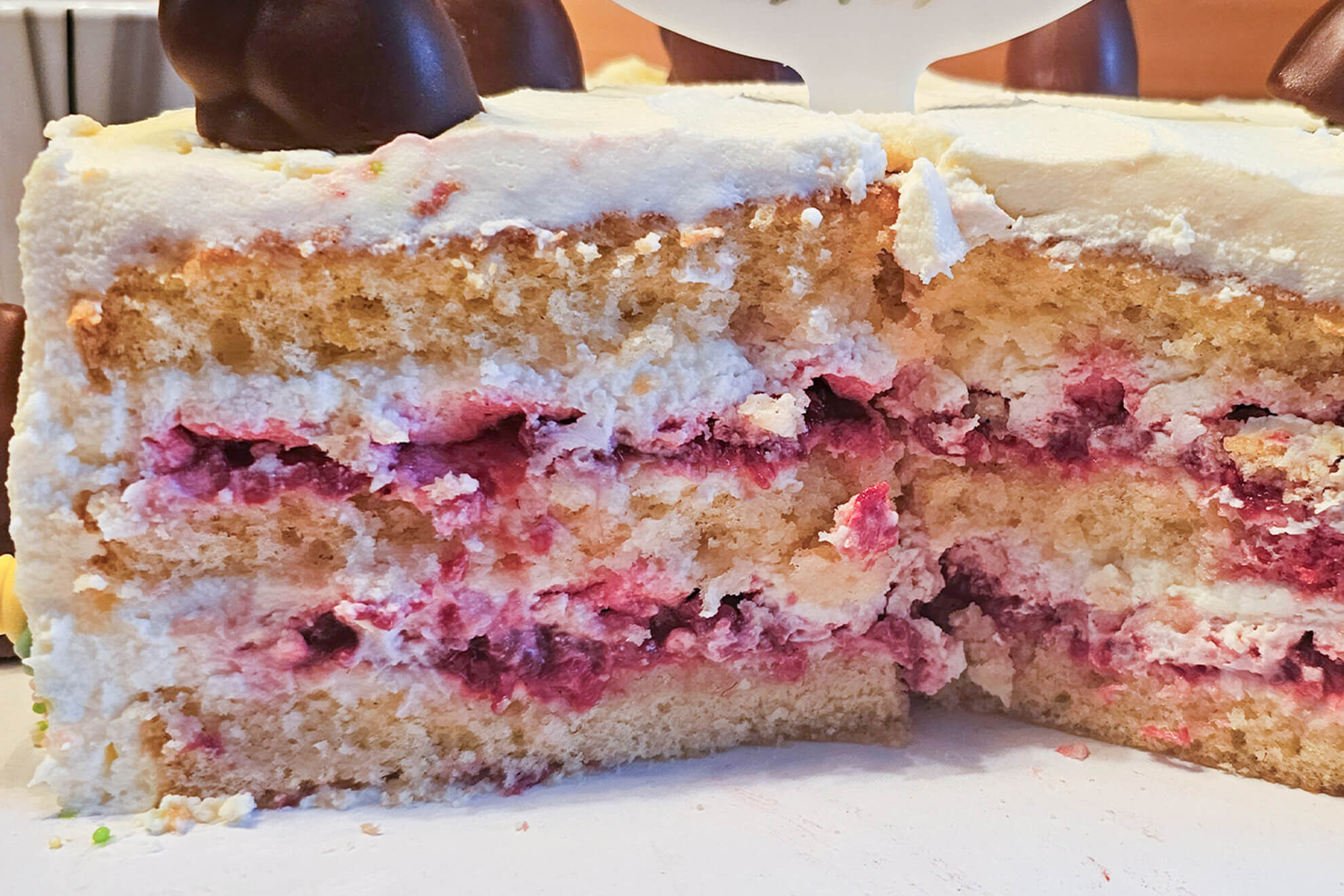 Einfache Ostertorte mit Mascarpone, Schlagsahne und Himbeeren