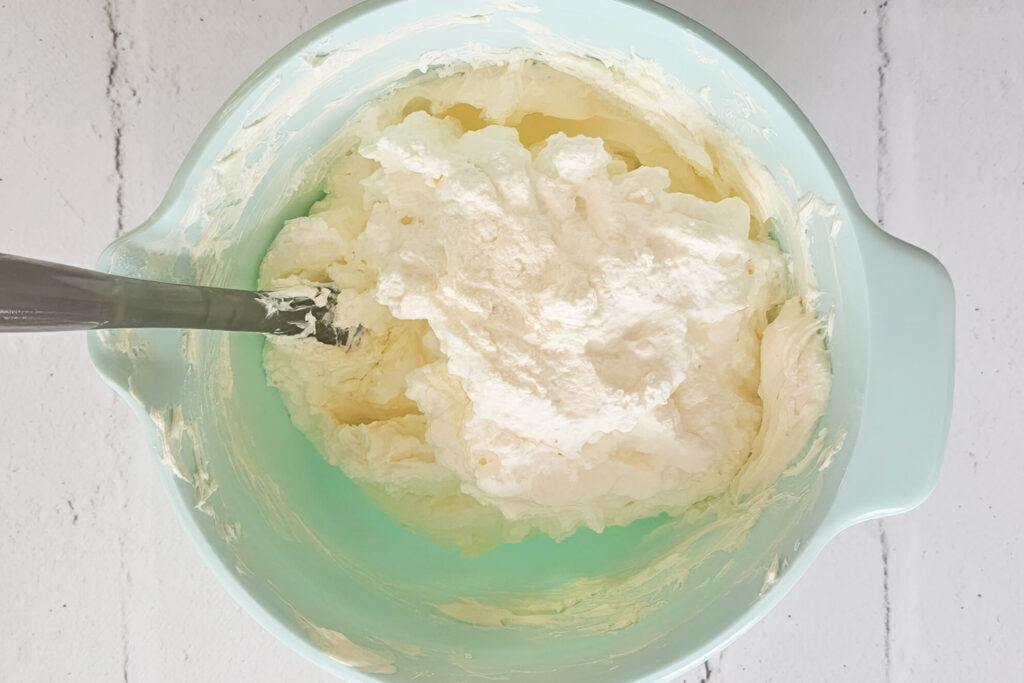 Ostertorte-mit-Mascarpone_Schlagsahne-unterheben