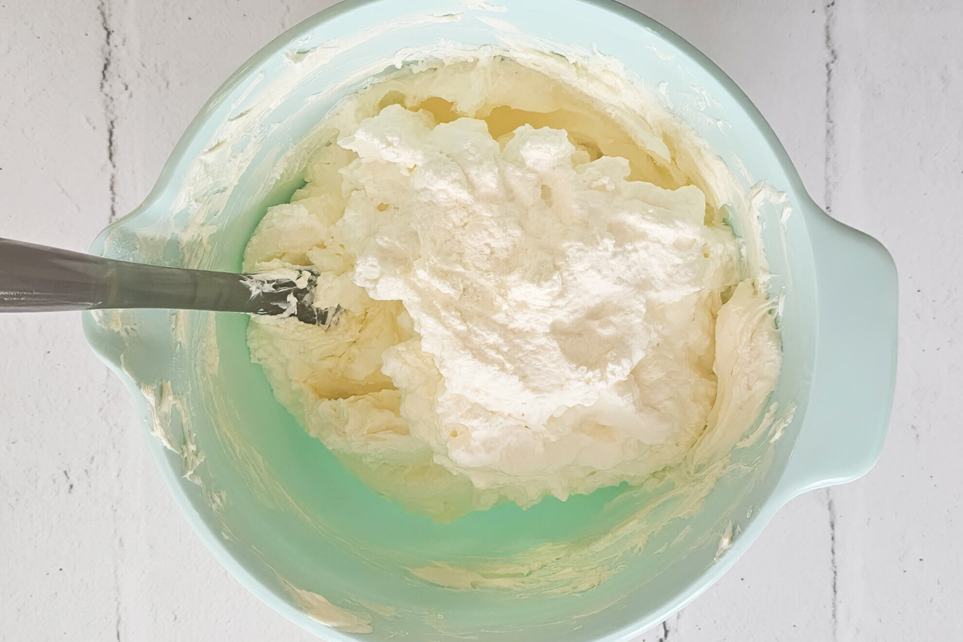 Ostertorte-mit-Mascarpone_Schlagsahne-unterheben