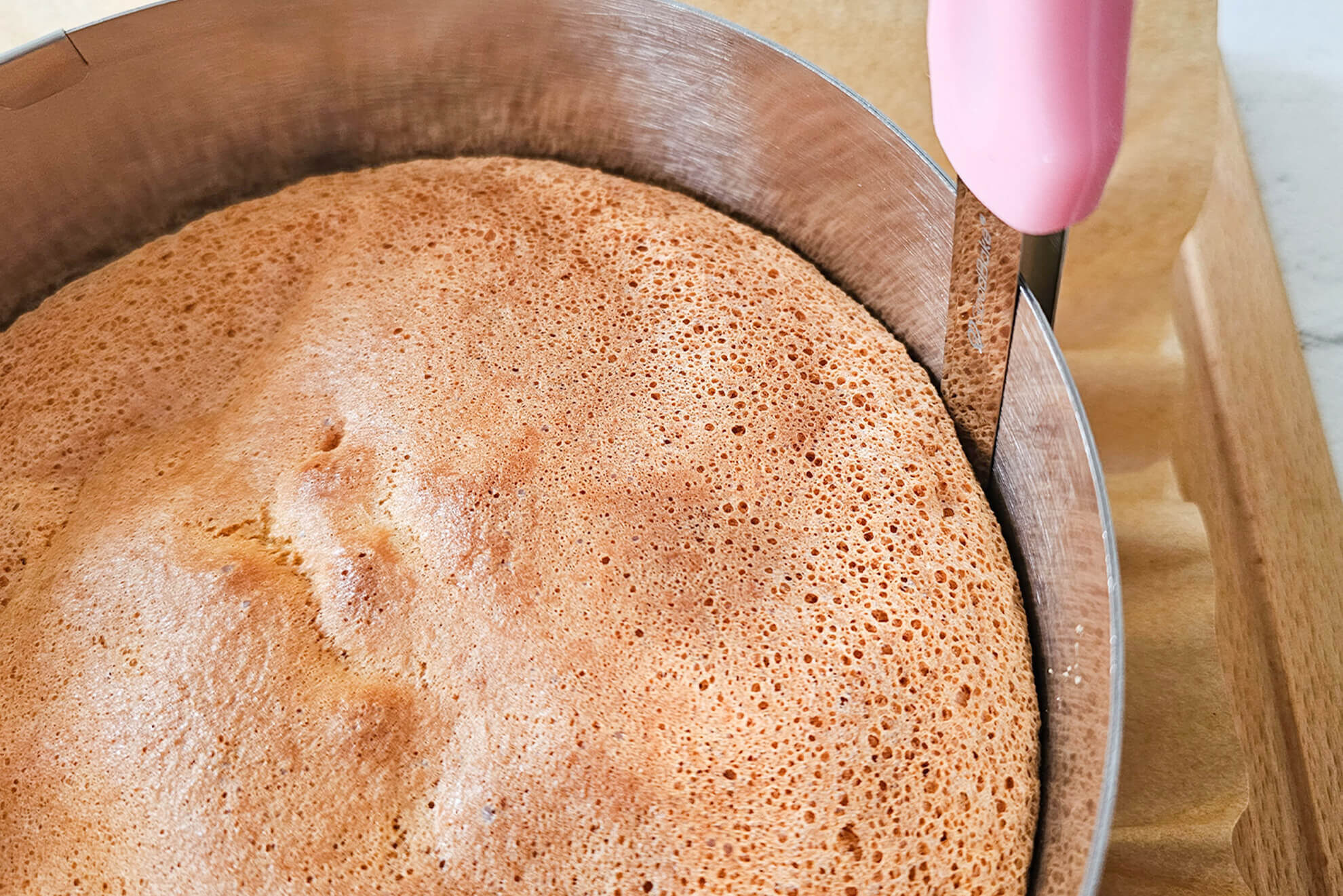 Ostertorte-mit-Mascarpone_Tortenboden-aus-der-Form-lösen