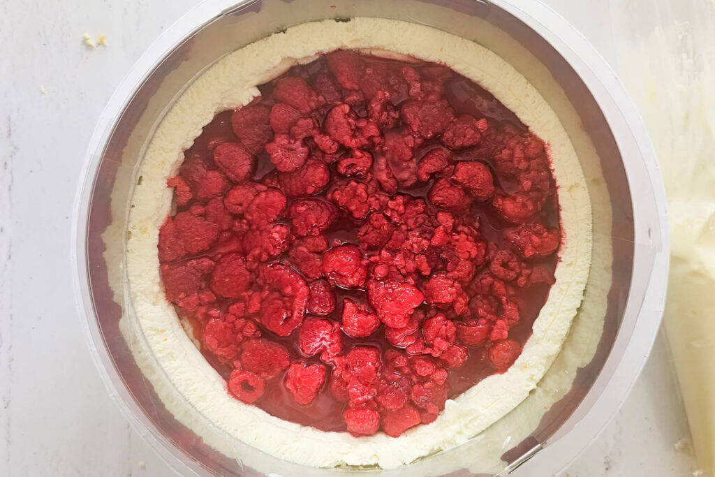 Ostertorte-mit-Mascarpone_Tortenboden-mit-Himbeeren-füllen