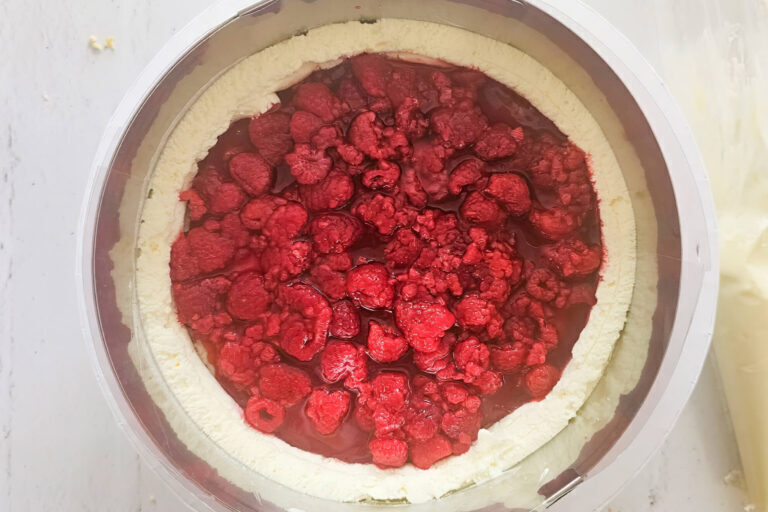Ostertorte-mit-Mascarpone_Tortenboden-mit-Himbeeren-füllen