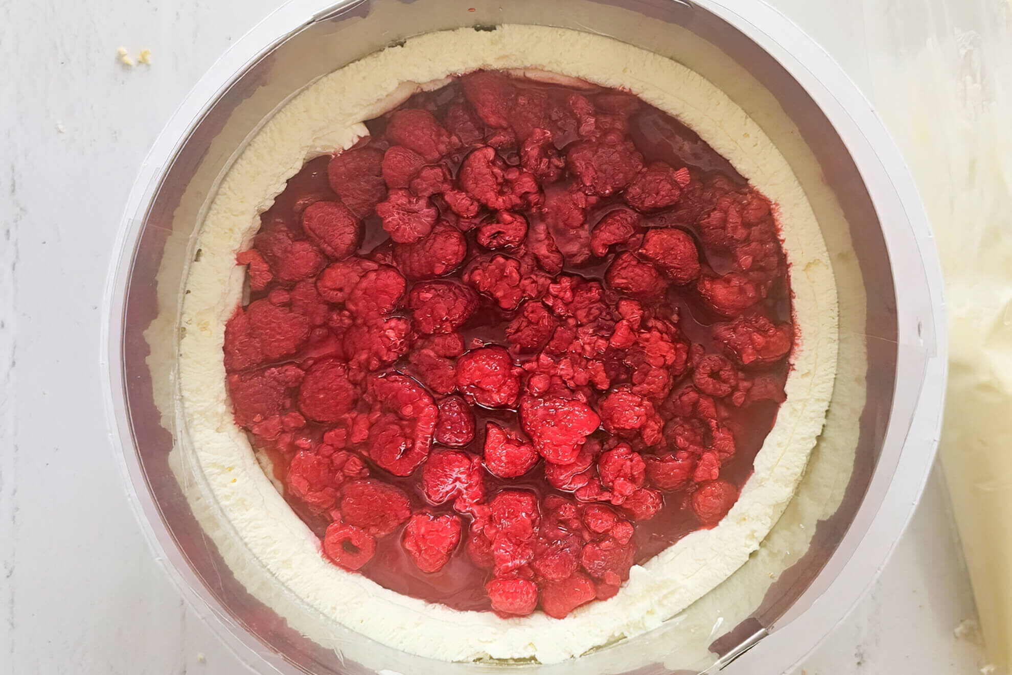 Ostertorte-mit-Mascarpone_Tortenboden-mit-Himbeeren-füllen