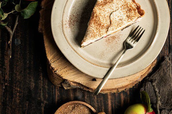 Angeschnittene Apfel Mohn Tarte mit samiger Mohnfüllung und Zimtäpfeln