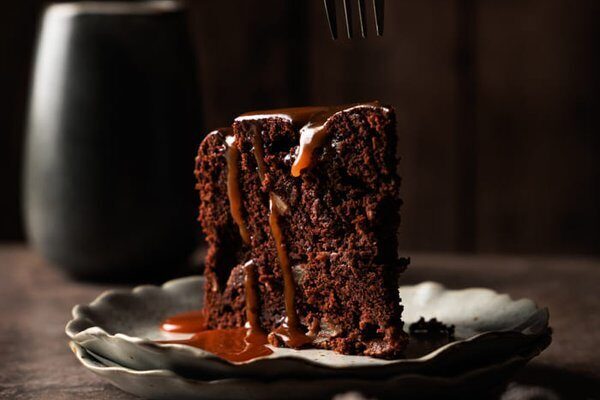 Angeschnittener Apfel Schoko Kuchen mit sichtbaren Apfelstücken und Salzkaramellglasur
