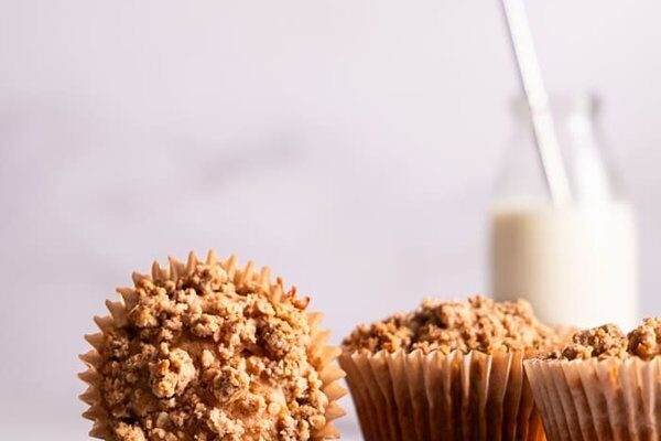 Aufgeschnittener Apfelmus Muffin mit sichtbarer saftiger Krume und Streuseln