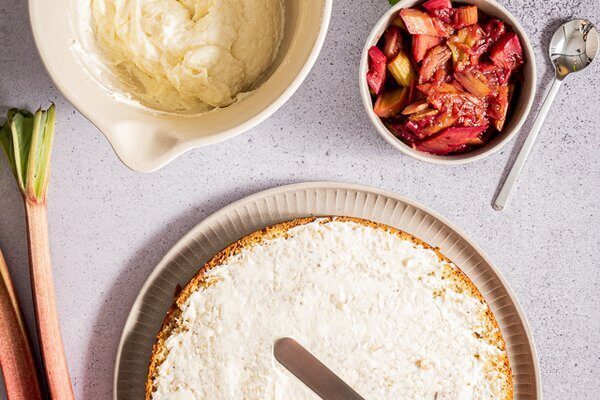 Vanillepuddingcreme für den Bienenstich mit Rhabarber wird glatt gerührt