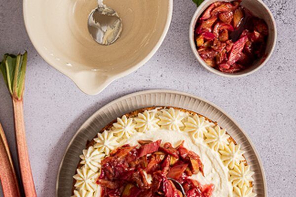 Gerösteter Honig-Rhabarber für den Bienenstich in einer ofenfesten Form