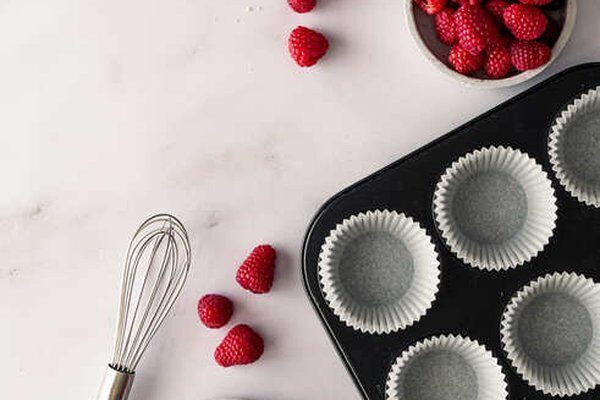 Muffinform mit Papierförmchen ausgelegt, bereit zum Befüllen