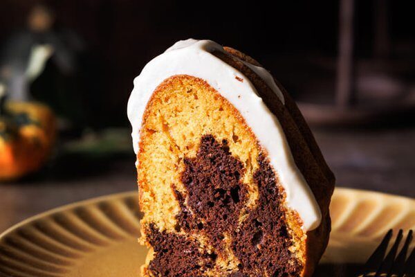 Angeschnittener Kürbis Schoko Gugelhupf mit sichtbarer Marmorierung aus Kürbis- und Schokoladenteig