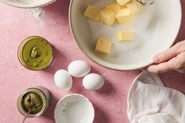 Cremig aufgeschlagene Butter-Zucker-Masse in Rührschüssel