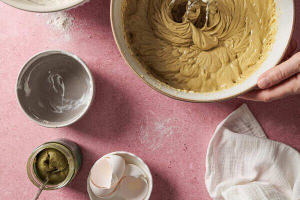 Mehlmischung wird unter den Teig gehoben