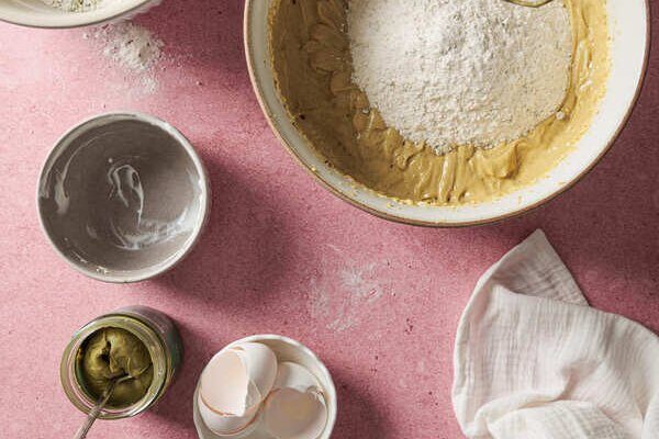 Rührteig in eingefetteter Kranzform vor dem Backen