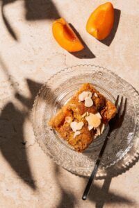 Angeschnittener saftiger Aprikosenkuchen mit sichtbarer feuchter Krume und Aprikosenstücken