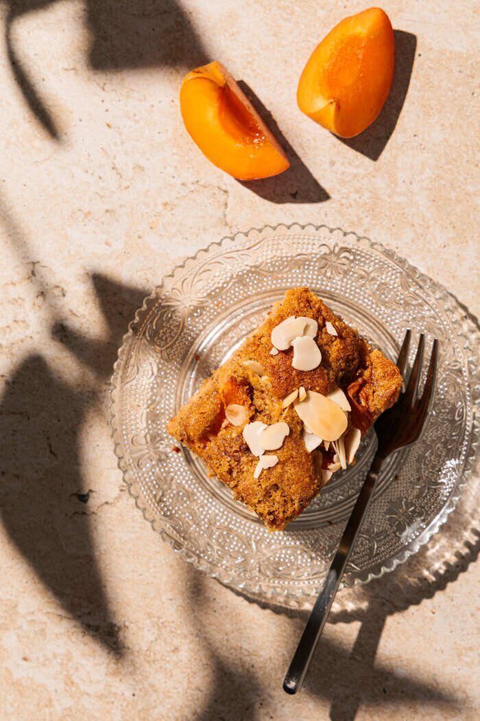 Saftiger Aprikosenkuchen mit frischen Aprikosen und Mandeln