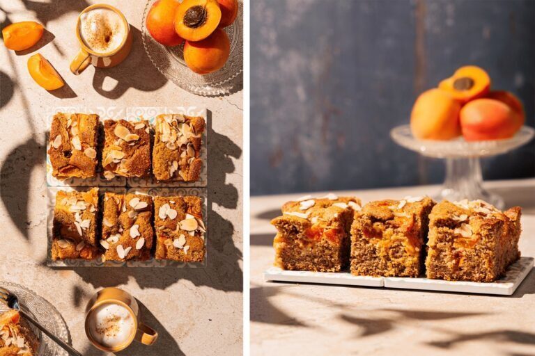 Saftiger Aprikosenkuchen mit frischen Aprikosen und Mandelblättchen in eckiger Backform