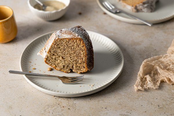 Saftiger Bananenkuchen mit Joghurt angeschnitten, lockere Krume sichtbar