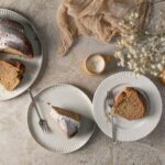 Saftiger Bananenkuchen mit Joghurt aus der Gugelhupfform, mit Puderzucker bestäubt