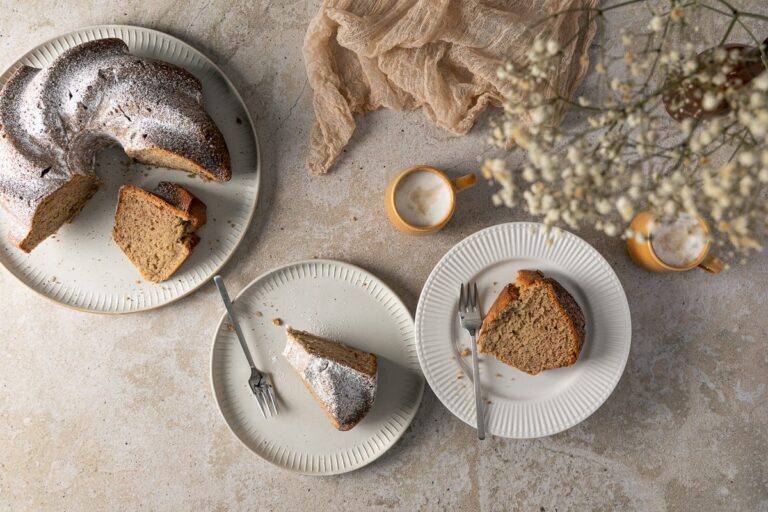 Saftiger Bananenkuchen mit Joghurt aus der Gugelhupfform, mit Puderzucker bestäubt