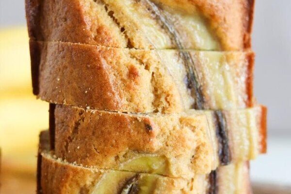 Fertiges saftiges Bananenbrot mit karamellisierter Banane
