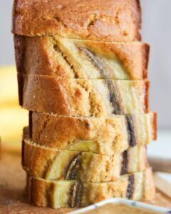 Saftiges Bananenbrot mit karamellisierter Banane auf der Oberfläche