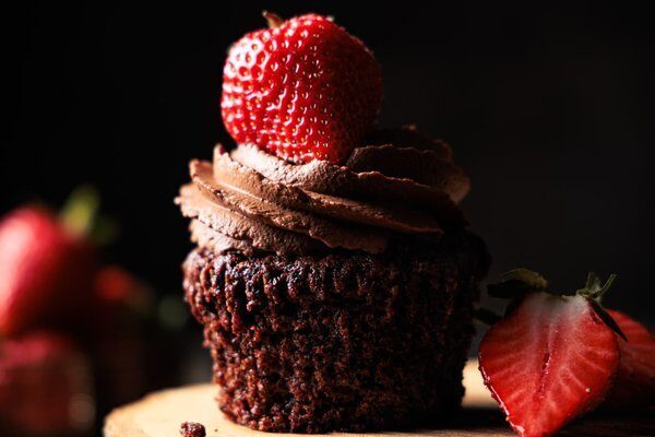 Schokoladen Cupcake mit Schokoladen Frosting und frischer Erdbeere, Nahaufnahme