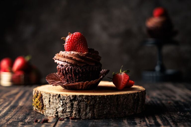 Schokoladen Cupcakes mit cremigem Schokoladen Frosting und frischen Erdbeeren dekoriert