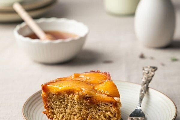 Gestürzter Upside Down Pfirsichkuchen mit goldbrauner Pfirsichschicht