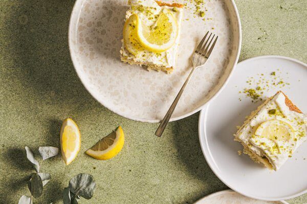 Saftiges Stück Zitronenkuchen mit Buttermilch und Frischkäse Topping
