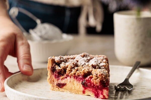 Angeschnittener Zwetschgen Grießkuchen mit sichtbarer Grießfüllung und Zwetschgen
