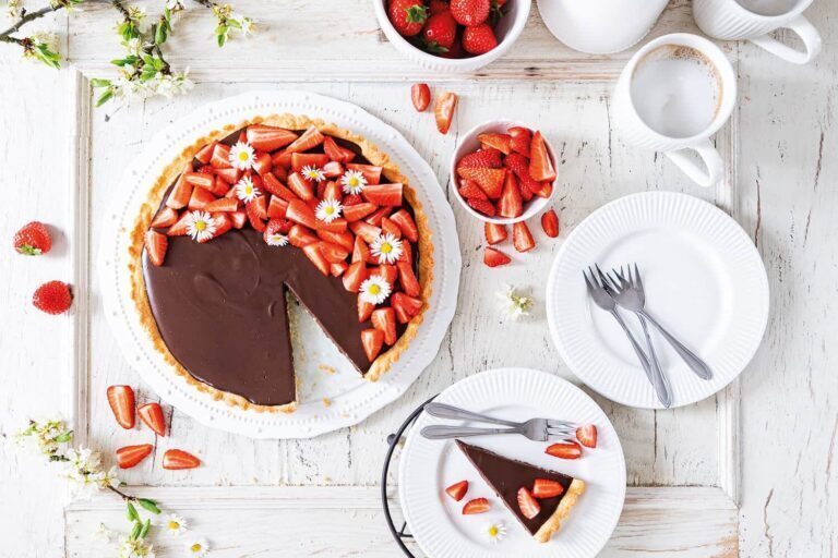 Schokoladenpudding-Tarte mit Erdbeeren von oben, knuspriger Mürbeteigboden mit cremiger Schokofüllung und frischen Erdbeeren