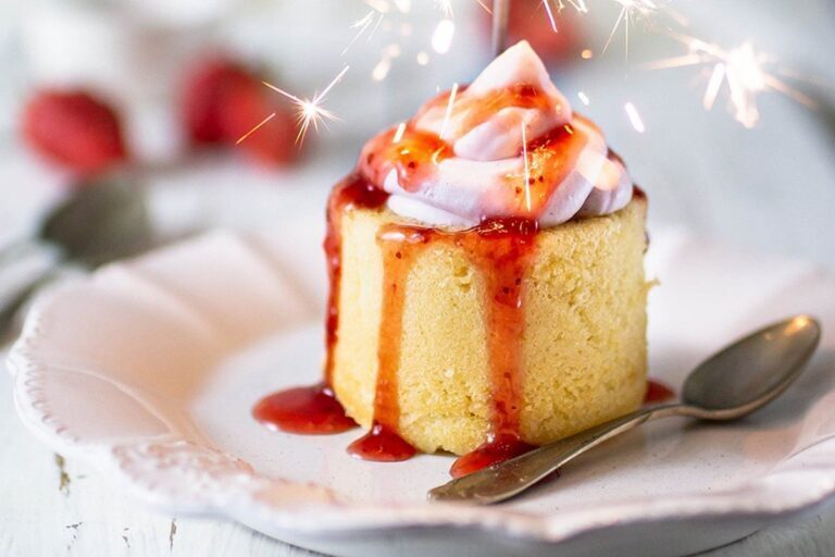 Erdbeer-Cake-Cups mit Cheesecake-Füllung und schneller Erdbeersoße