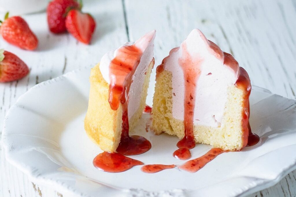 Erdbeer-Cake-Cups mit Cheesecake-Füllung und schneller Erdbeersoße